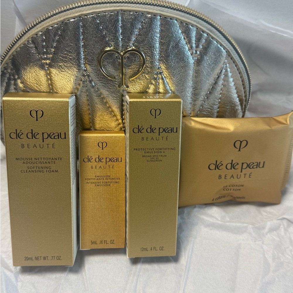 Clé de Peau Beauté bag and set.